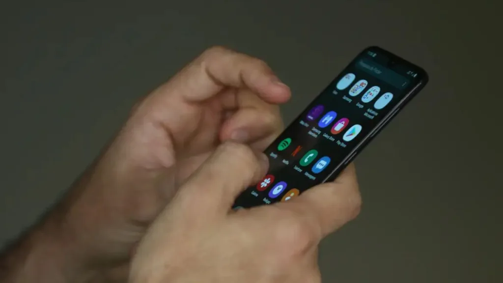 Pode mexer no celular durante uma tempestade? 