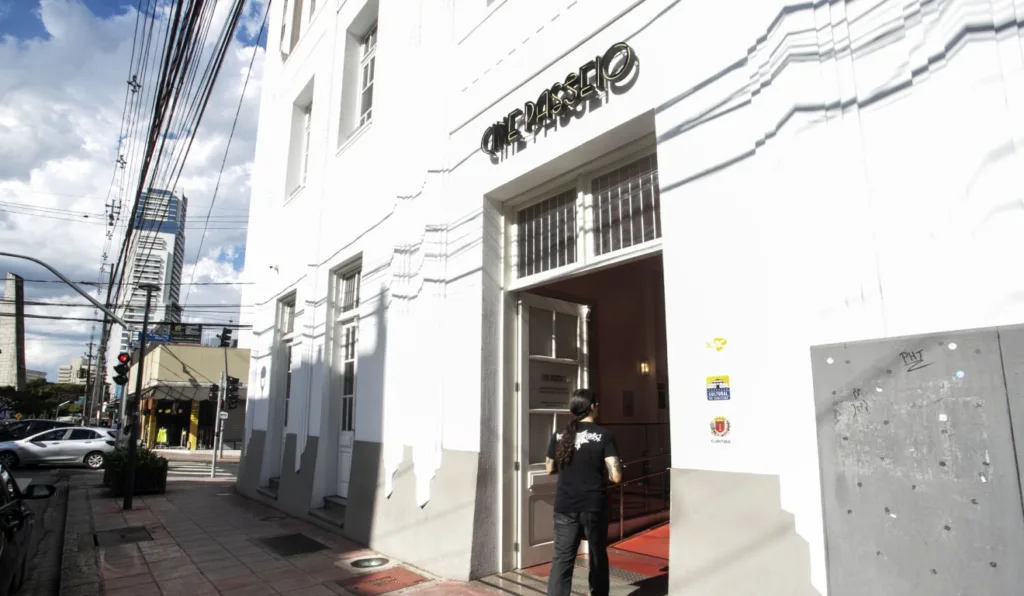 Imagem do Cine Passeio, o cinema de rua de Curitiba.