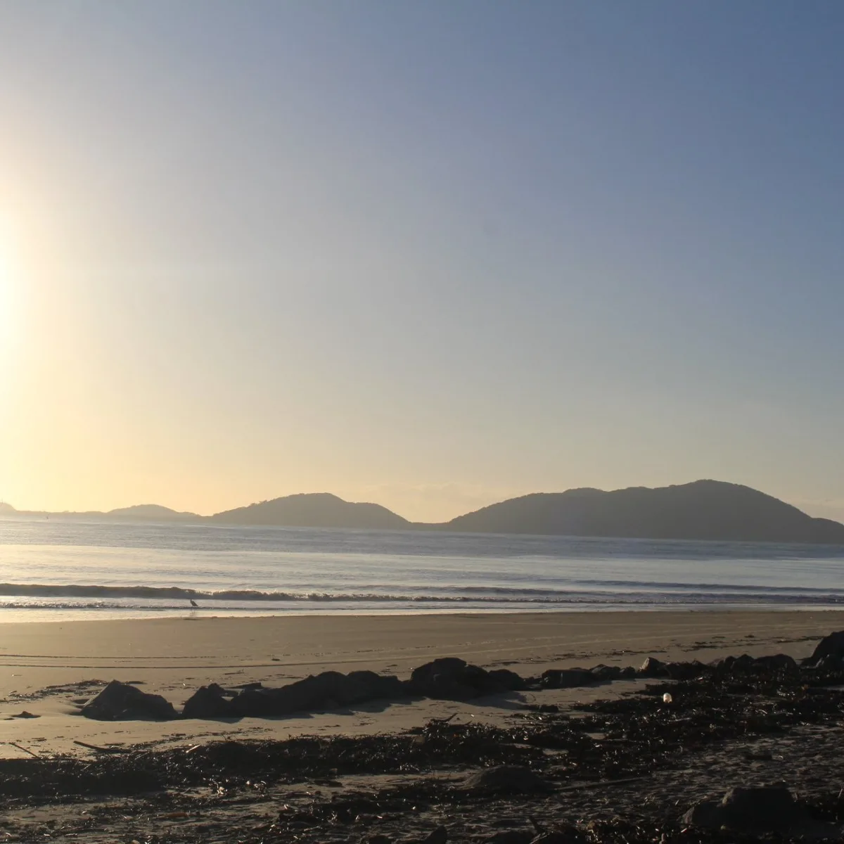 Um adolescente de 15 anos morreu após se afogar no balneário Praia de Leste, em Pontal do Paraná, no litoral do Paraná, na tarde de sexta-feira (6). De acordo com o Corpo de Bombeiros, o jovem foi resgatado após passar cerca de meia-hora submerso e morreu quando chegou à Unidade de Pronto Atendimento (UPA) de Praia de Leste.