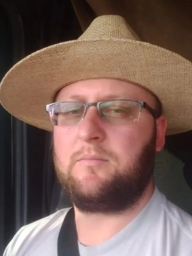 Caminhoneiro morre após tombar veículo carregado de maçãs na BR-373, no Paraná