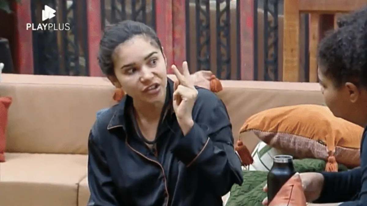 Gizelly critica Sacha em A Fazenda 16 (Imagem: Reprodução / PlayPlus)