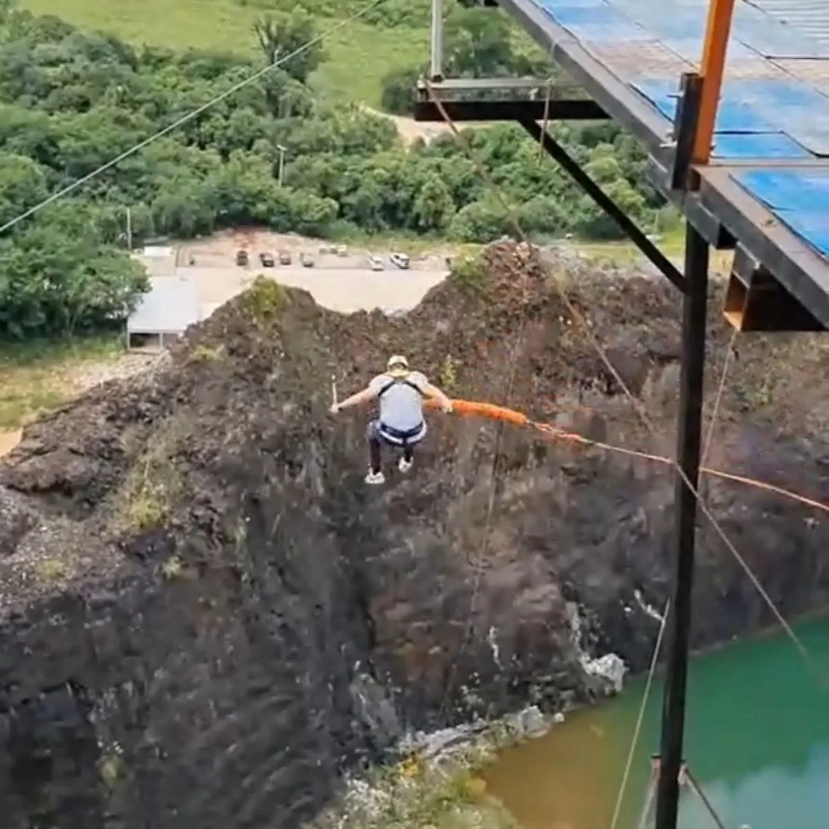 Em 2023 um jovem de 22 anos despencou na água após saltar de bungee jump