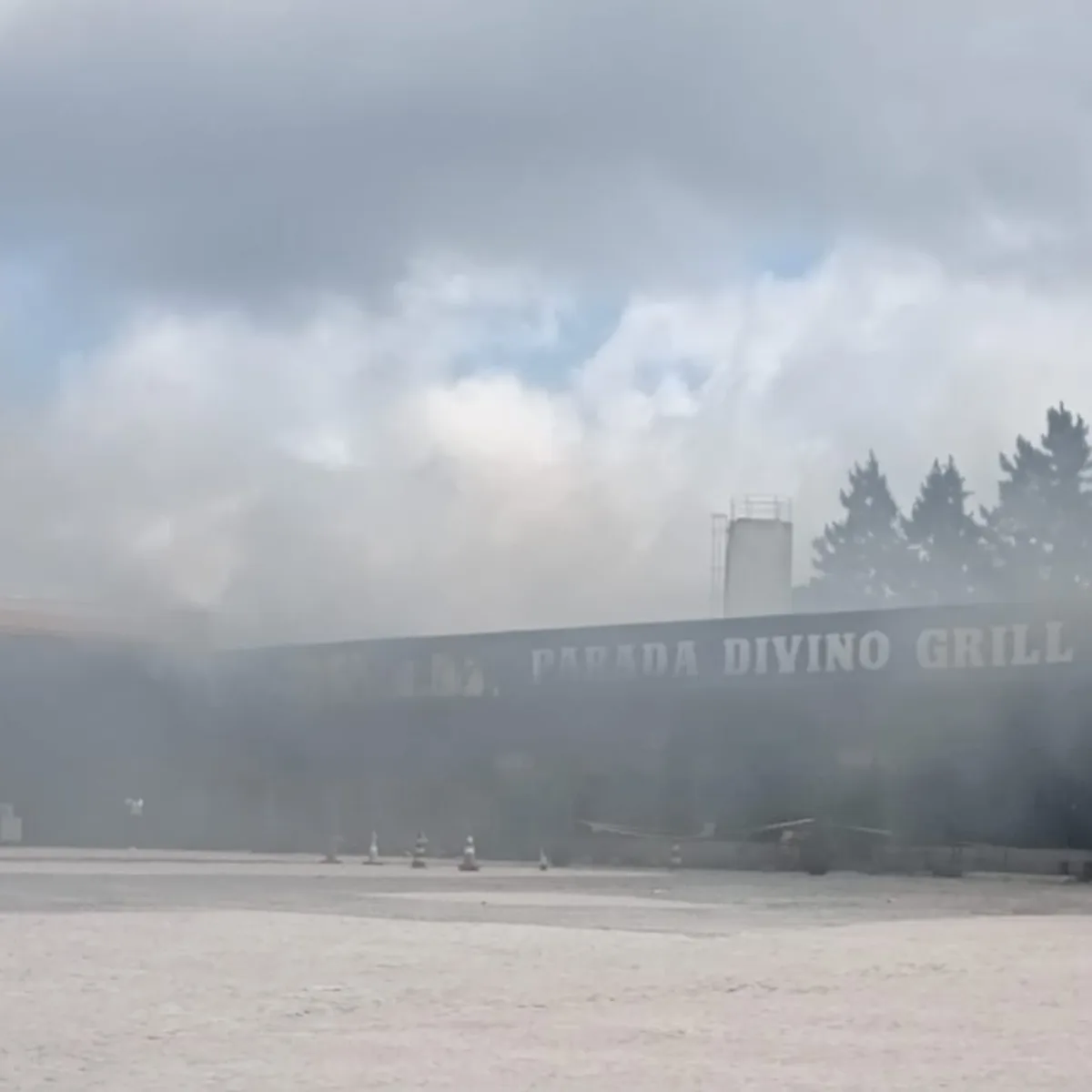 Um incêndio de grandes proporções mobiliza diversas equipes do Corpo de Bombeiros em um restaurante localizado na BR-376, na Colônia Witmarsum, em Palmeira, nos Campos Gerais do Paraná. Além do combate às chamas, os bombeiros tentam localizar uma pessoa que supostamente estaria dentro do estabelecimento, que funciona em um posto de combustíveis.