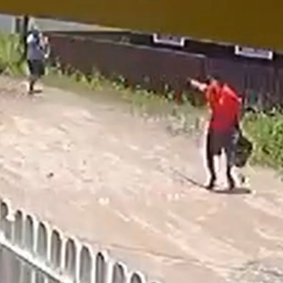 Um norte-americano de 66 anos foi baleado na cabeça quando perseguia um trio que havia assaltado uma distribuidora de bebidas em Matinhos, no litoral paranaense, na quarta-feira (27). Após ser atingido pelo disparo, ele foi socorrido pelo Siate e encaminhado à UPA Praia Grande. Em seguida, foi transferido, consciente, para o Hospital Regional de Paranaguá, onde passaria por uma cirurgia para a retirada da bala, que ficou alojada em seu crânio. Uma câmera de segurança registrou o momento em que o idoso foi atingido.