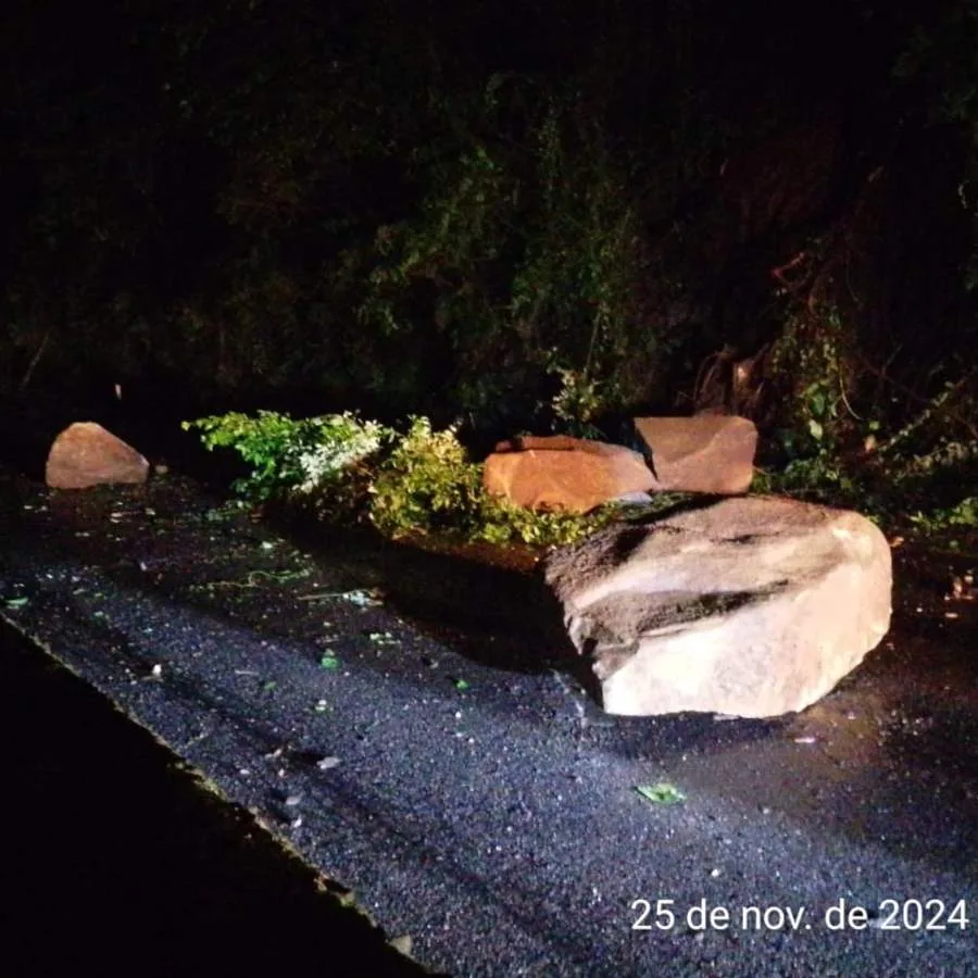 PRF foi acionada após deslizamentos na BR-277, em Morretes