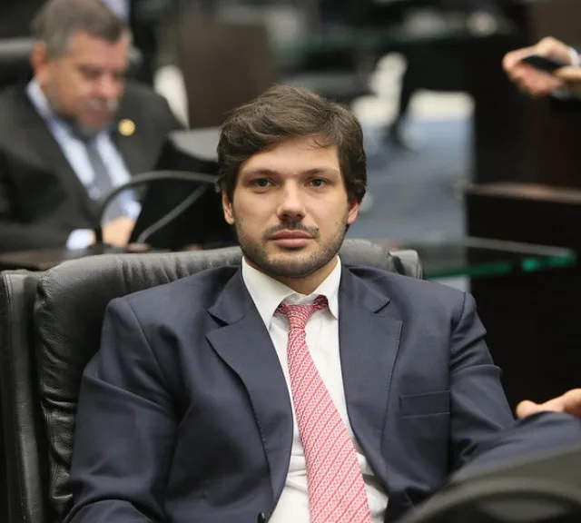 Tiago Amaral lidera com 49% das intenções no 2º turno em Londrina  