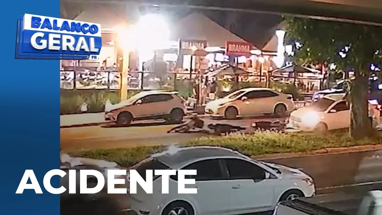 Flagrante: carro bate na traseira de moto derrubando motociclista e a esposa dele
