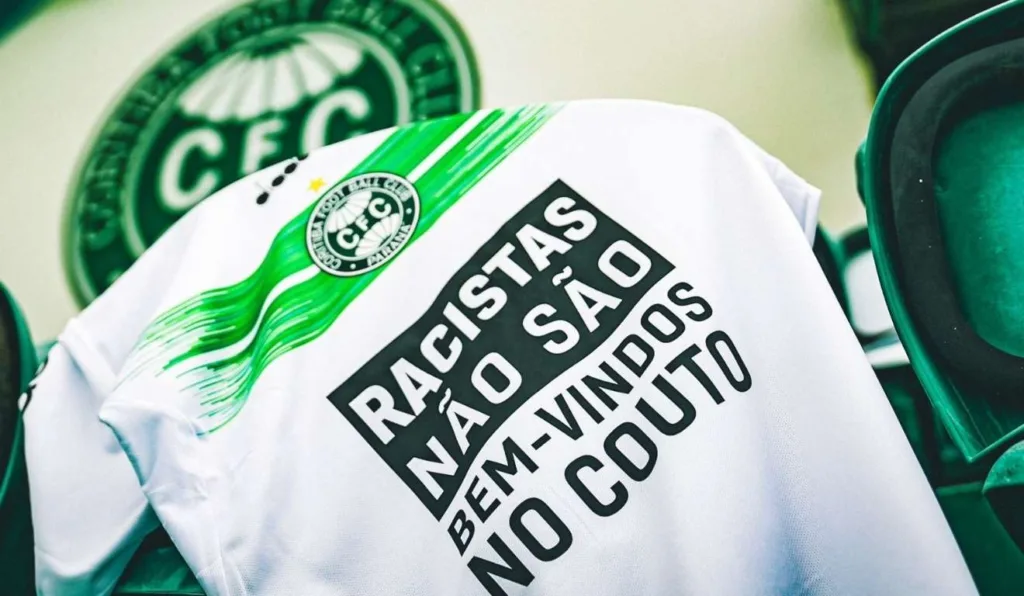 camisa com mensagem contra o racismo do coritiba