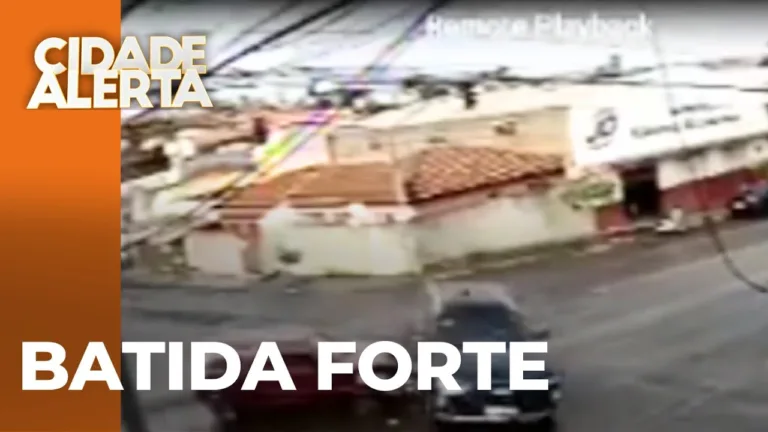 Pancada em cruzamento no centro de bandeirantes: carros se "encontram" e um deles acaba capotando