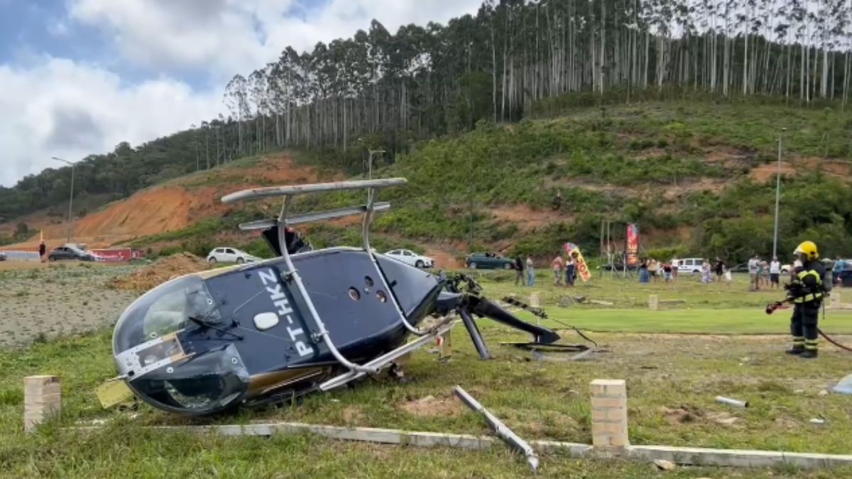 Helicóptero cai perto de parque de diversões em SC; cinco pessoas estavam a bordo