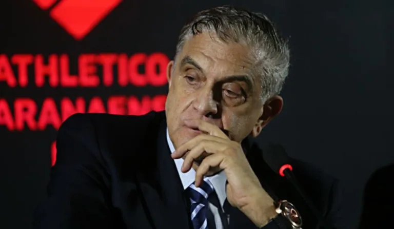 Petraglia em coletiva de imprensa
