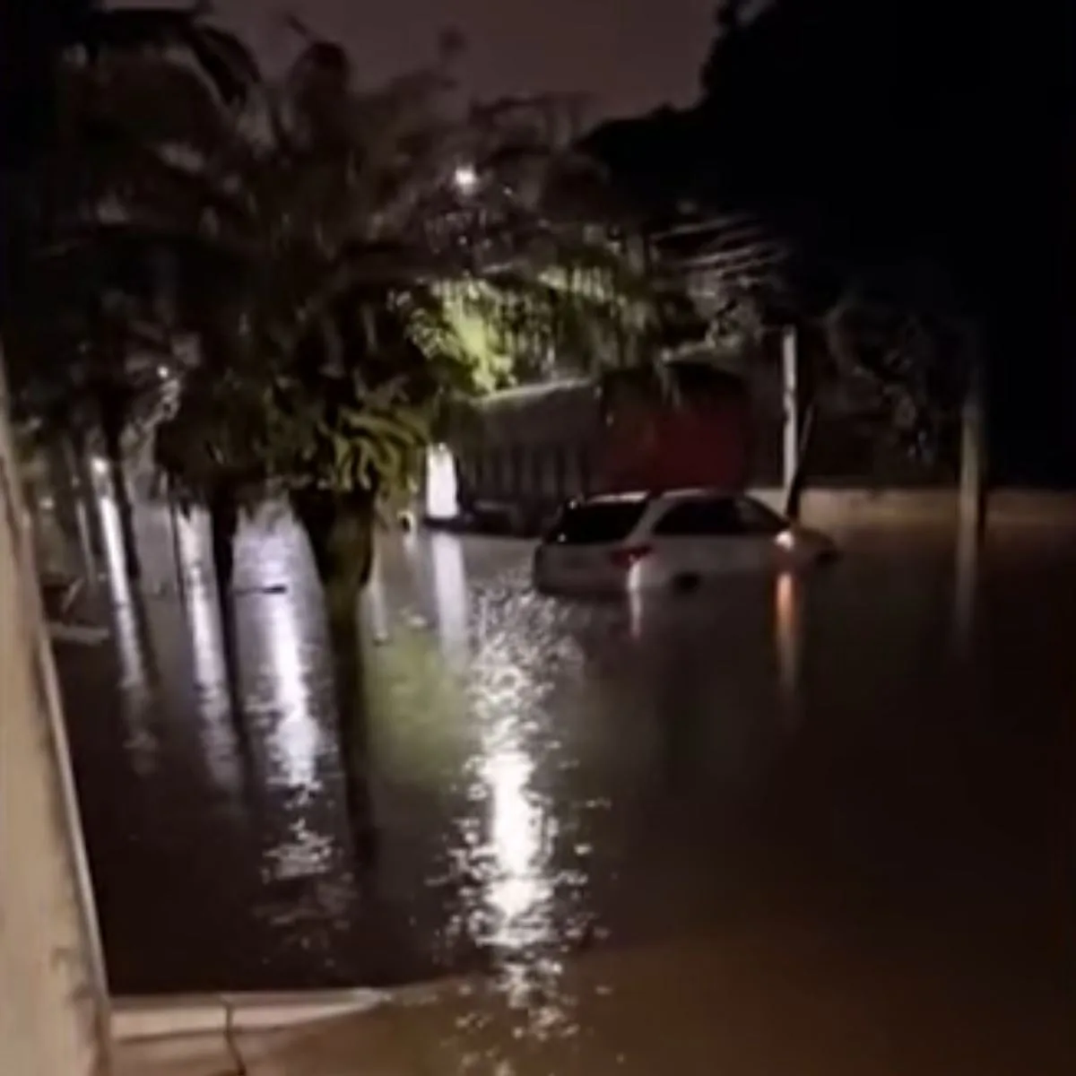 Chuva atinge Paranaguá e causa estragos na madrugada desta quinta-feira (9)