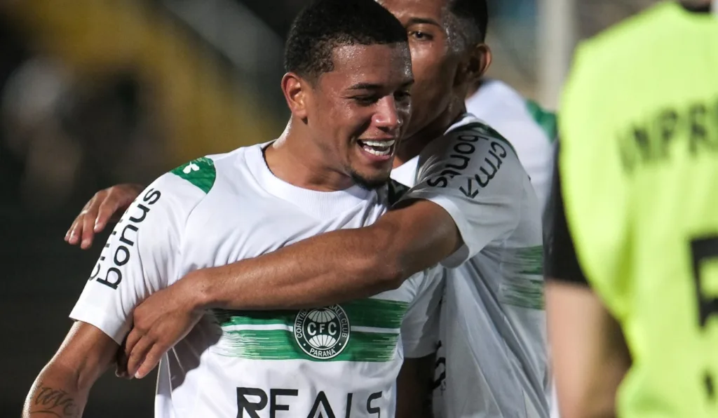 Coritiba comemora gol contra o Maringá