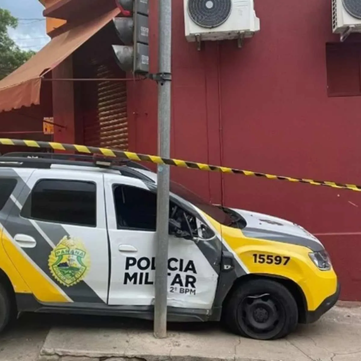 Homem em surto foge da PM, furta viatura e morre após invadir comércio no PR