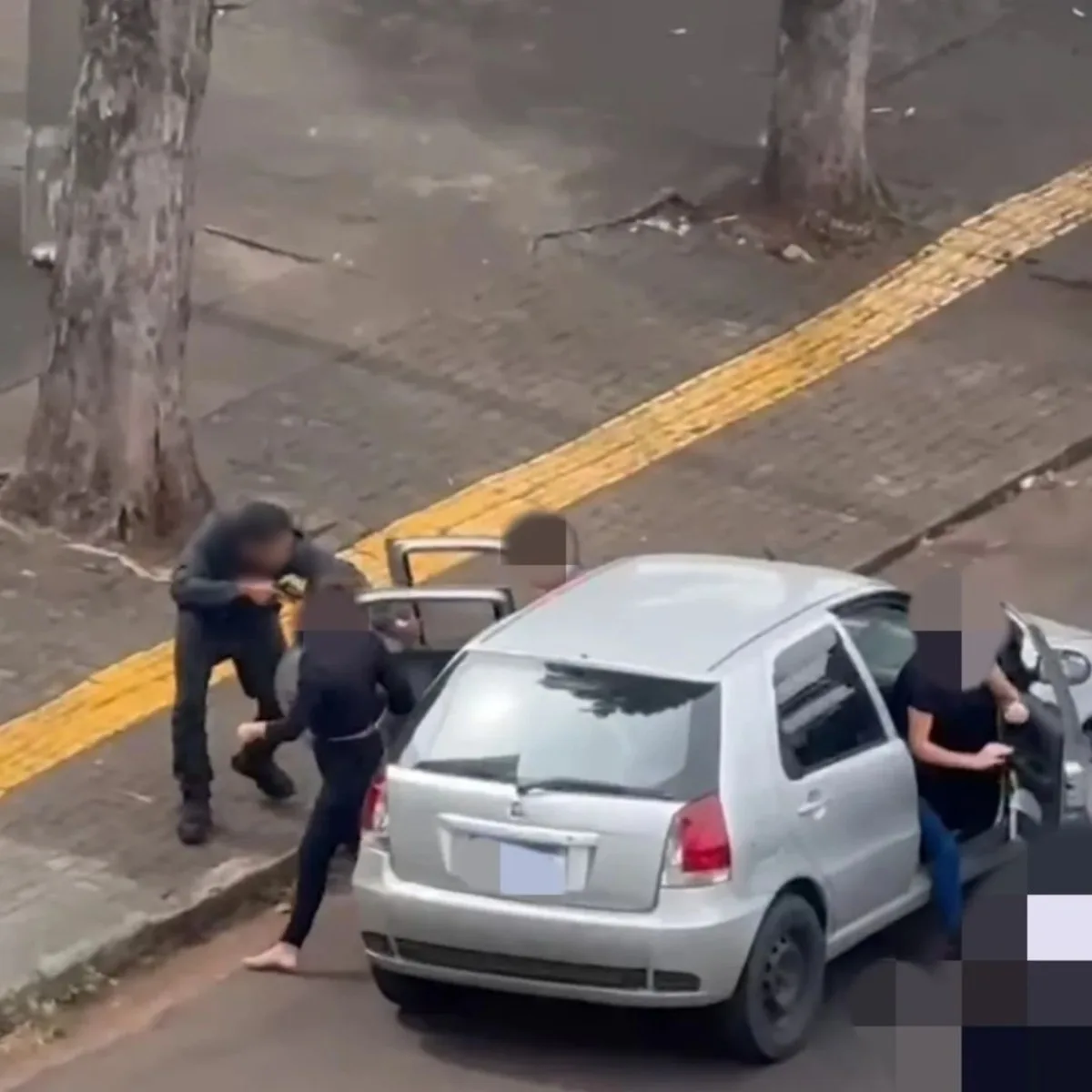 Um morador de um edifício registrou o momento em que homens armados rendem os ocupantes de um carro, em Foz do Iguaçu, e fogem com o veículo roubado. Nas imagens é possível ver que um dos criminosos desce de um Vectra branco e aponta a arma para o motorista de um Palio. Em seguida, os três ocupantes do Palio, um homem e duas mulheres, deixam o carro sem esboçar nenhuma reação. O homem armado então assume a direção e foge junto com os comparsas, que permaneceram no Vectra (assista ao vídeo abaixo).