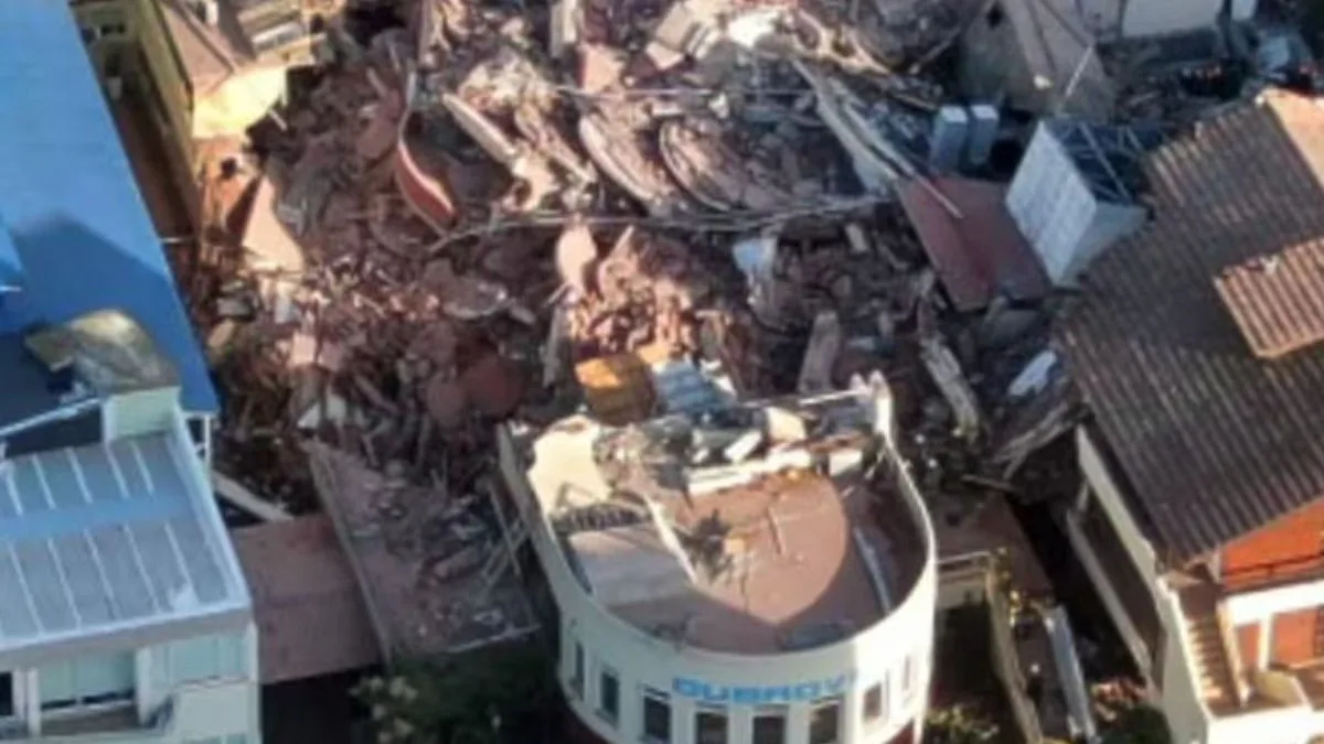 Bombeiros trabalham para resgatar vítimas