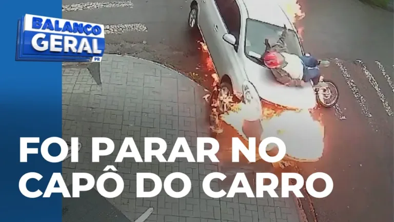 Piloto vai parar no capô do carro em meio as chamas após batida