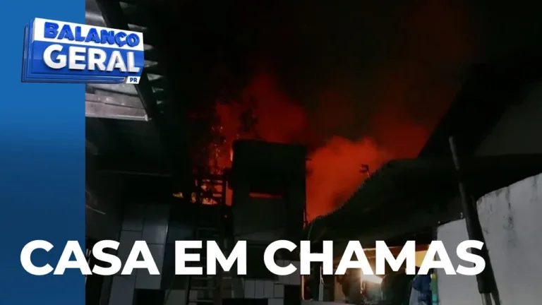 Casa cercada por material reciclável fica totalmente em chamas