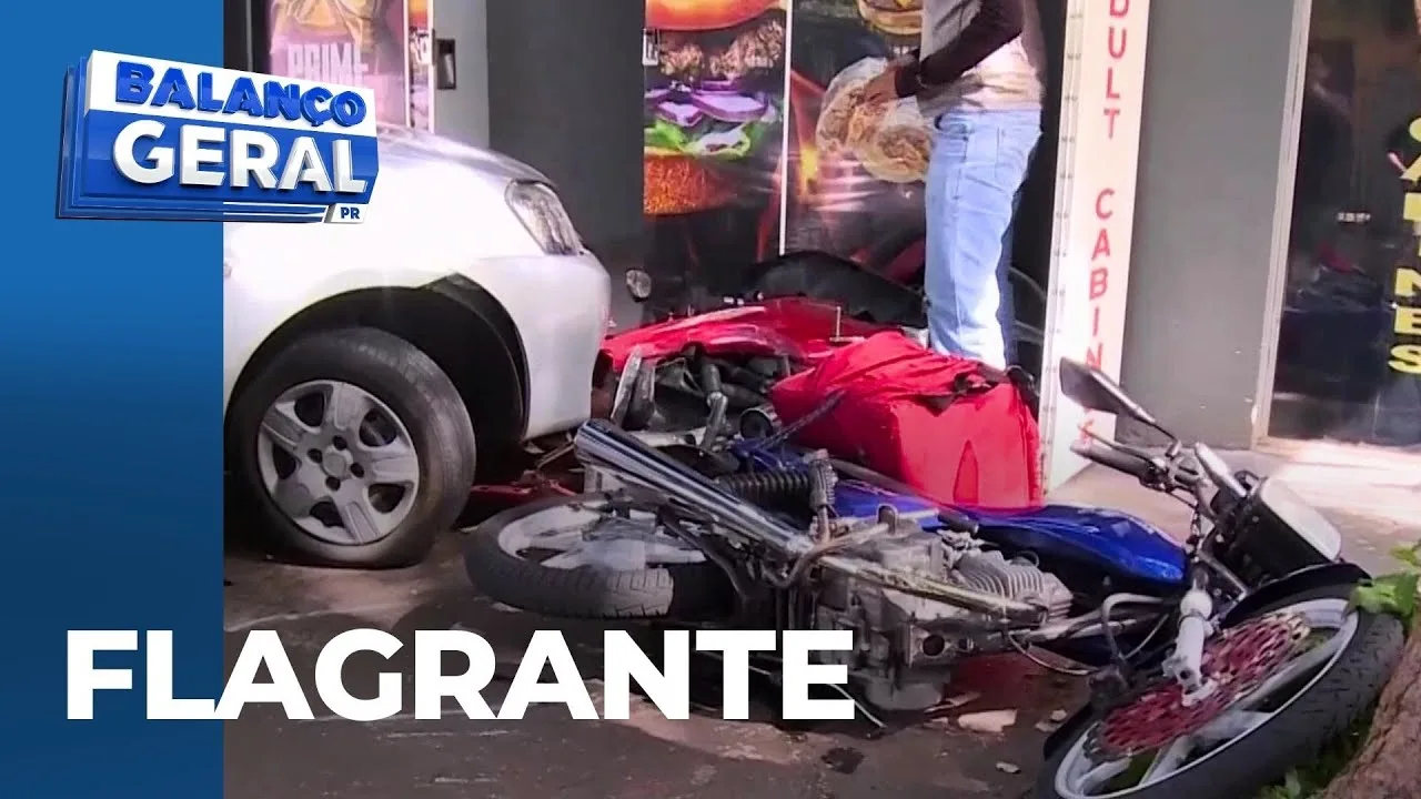 Câmera flagra acidente na rua São Clemente: após batida, carro tingiu motos estacionadas