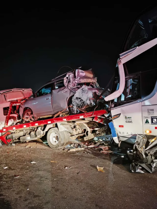 Engavetamento com ônibus deixa uma pessoa morta na BR-277