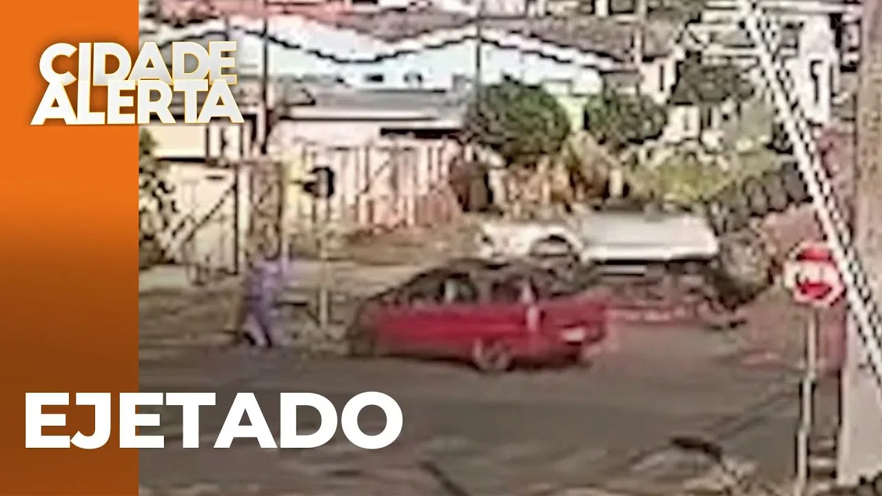 Motorista de caminhonete morre, após furar preferencial e ser ejetado do veículo ao capotar