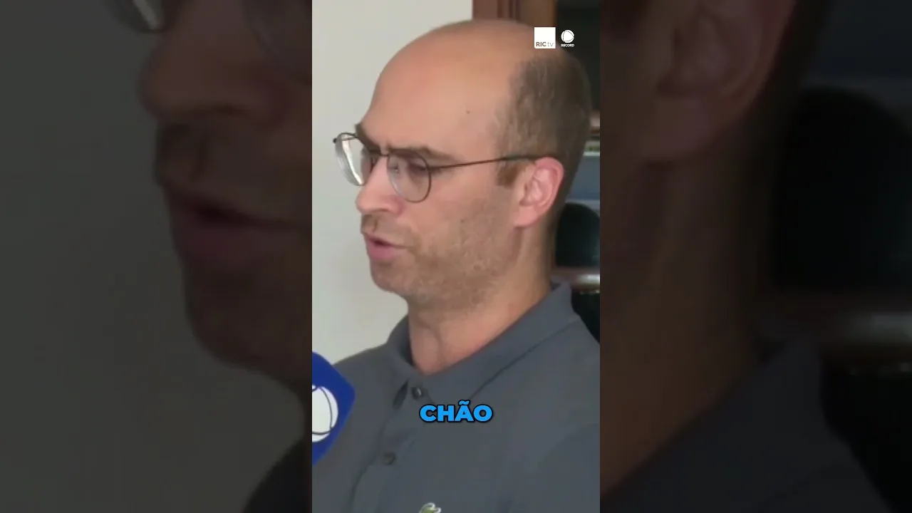 Homem é assassinado com golpes de faca e é encontrado morto ao lado do carro