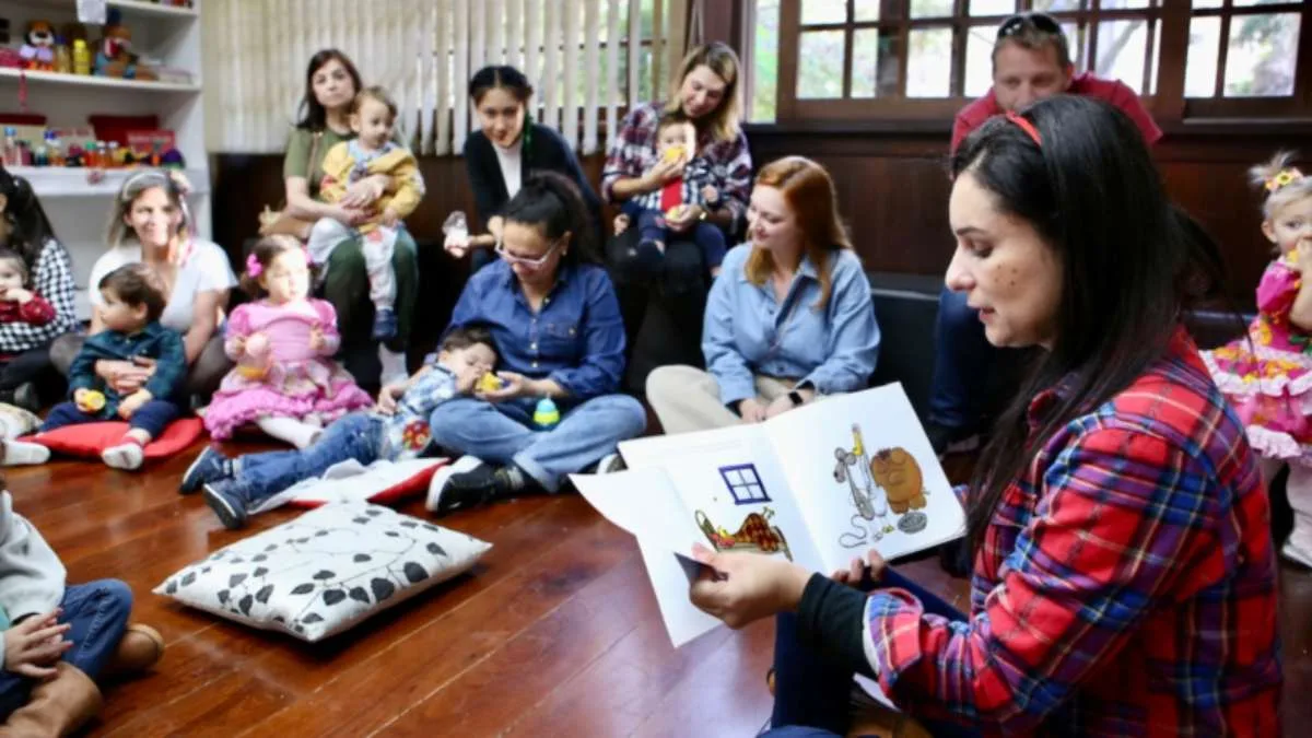 contação de histórias para grupo de crianças em biblioteca