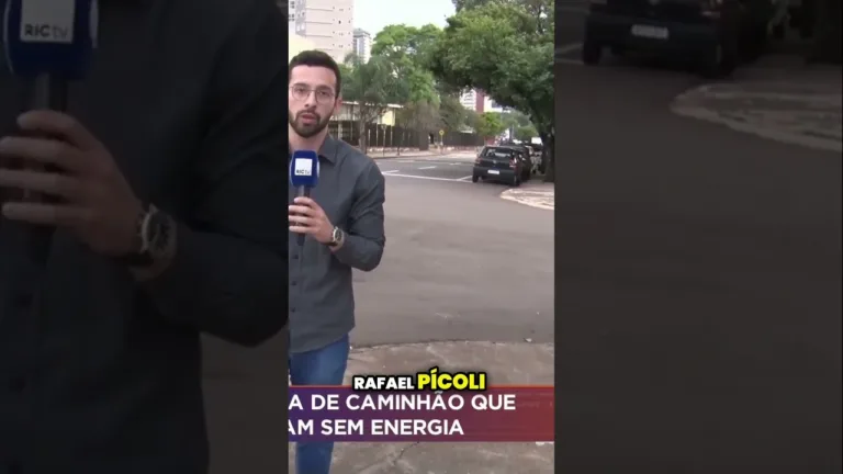 Caminhão bate e quebra poste em Cascavel, deixando moradores sem energia