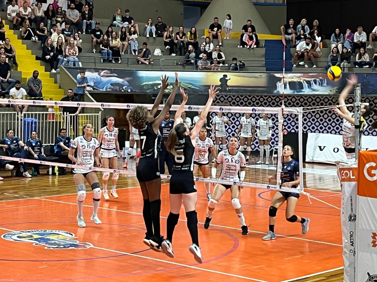 Irati e Curitiba se enfrentaram na noite desta terça-feira (14)