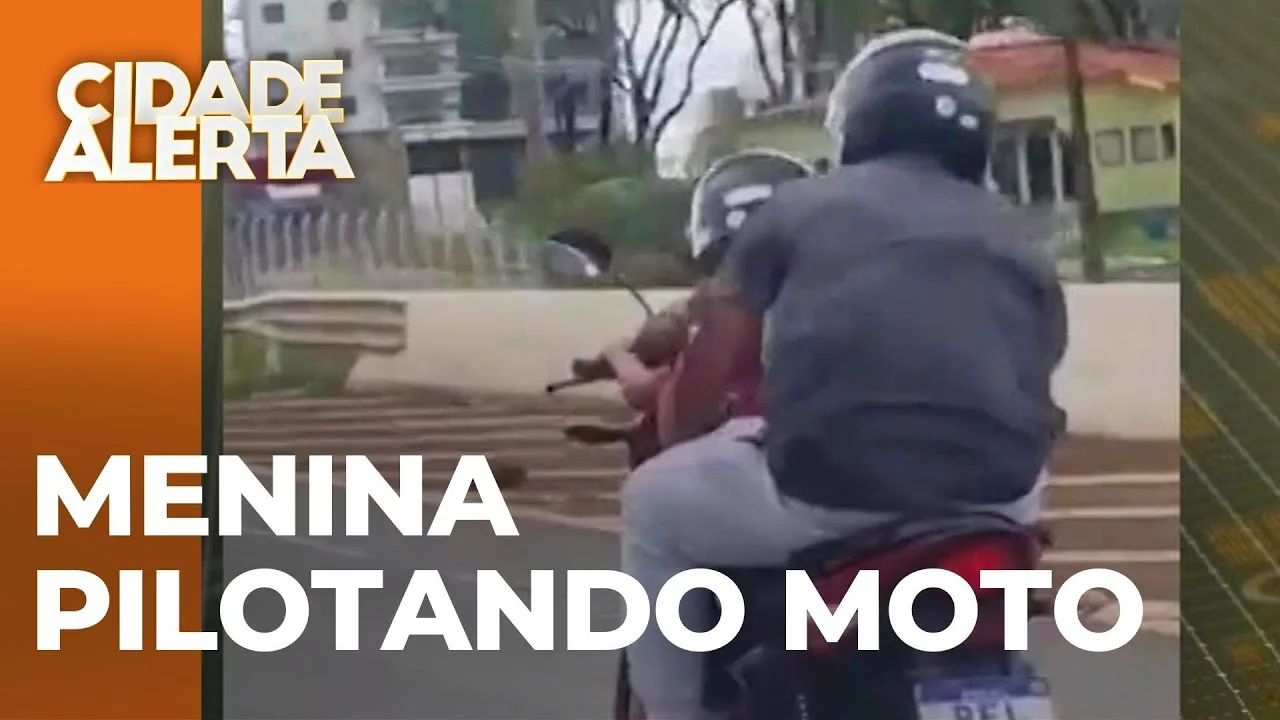 Polícia procura homem que deixou criança pilotar moto