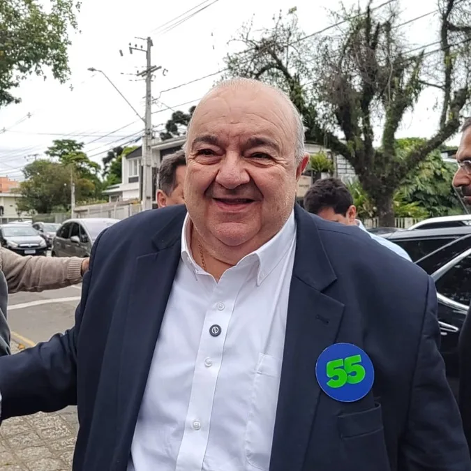 Rafael Greca )PSD) votou na manhã deste domingo (27)