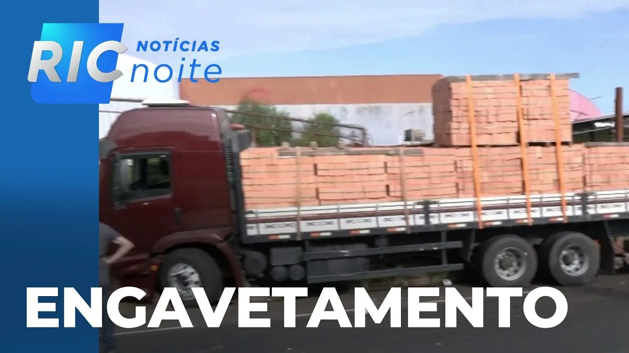 Engavetamento na via expressa de Londrina envolveu 7 carros e um caminhão de tijolos