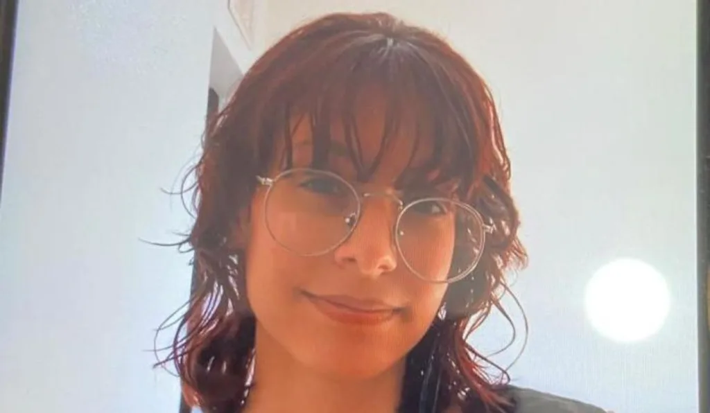 jovem desaparecida com cabelo curto, franja e óculos