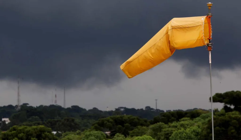 O Inmet emitiu alerta de tempestades no Paraná, com risco de granizo e ventos de até 60 km/h
