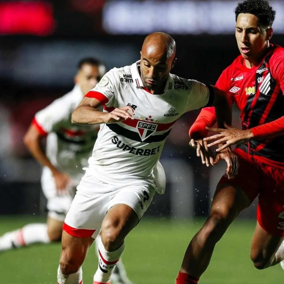 Athletico se mantém na ZR após derrota de 2 a 1 contra São Paulo