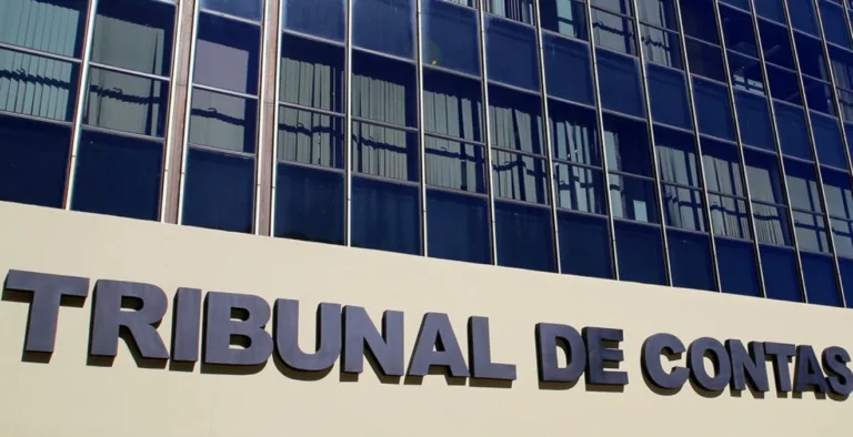 TCE-PR determina que médico que acumulou cargos públicos devolva R$ 227 mil