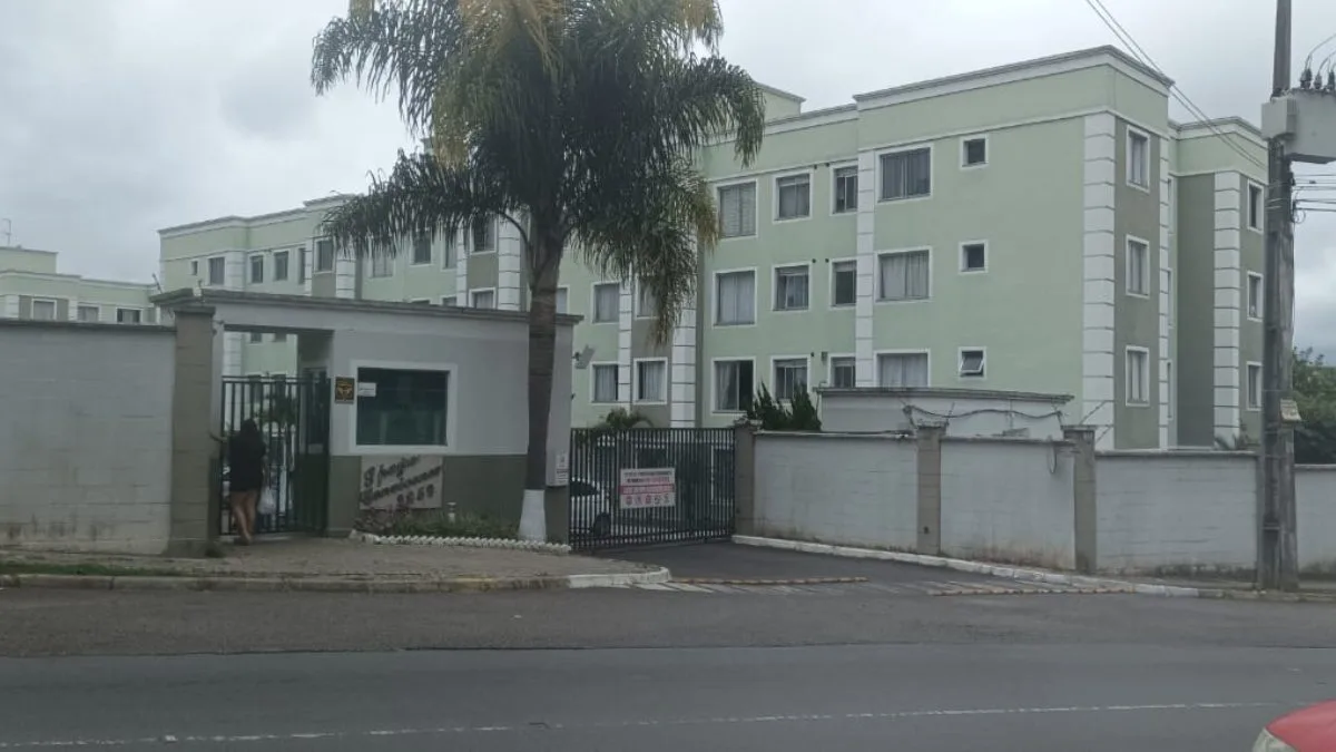 Criança passava as férias com o pai quando caiu da janela do 4º andar