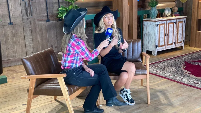 Adriane Galisteu concede entrevista sobre A Fazenda (Imagem: Júlio Boll / RIC TV)