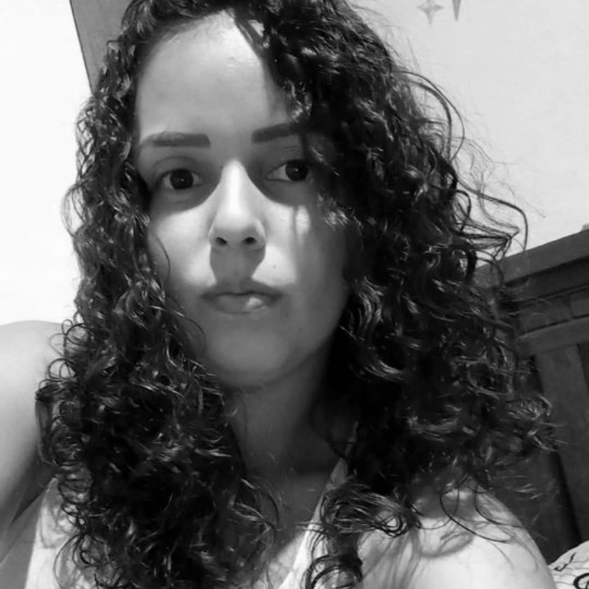 Jovem encontrada com fio no pescoço pode ter sido morta por ciúme, diz polícia