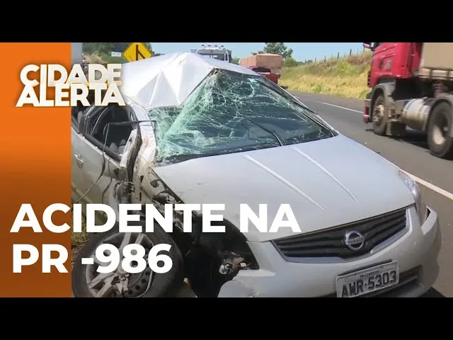 Carro capota na PR - 986 em Rolândia; caminhão também se envolveu na colisão
