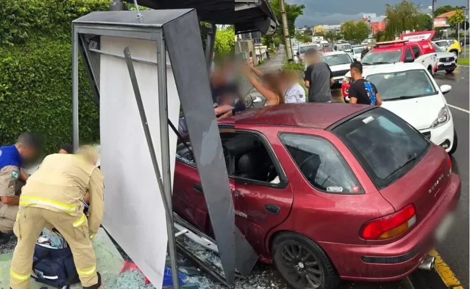 Carro bate em ponto de ônibus em Curitiba