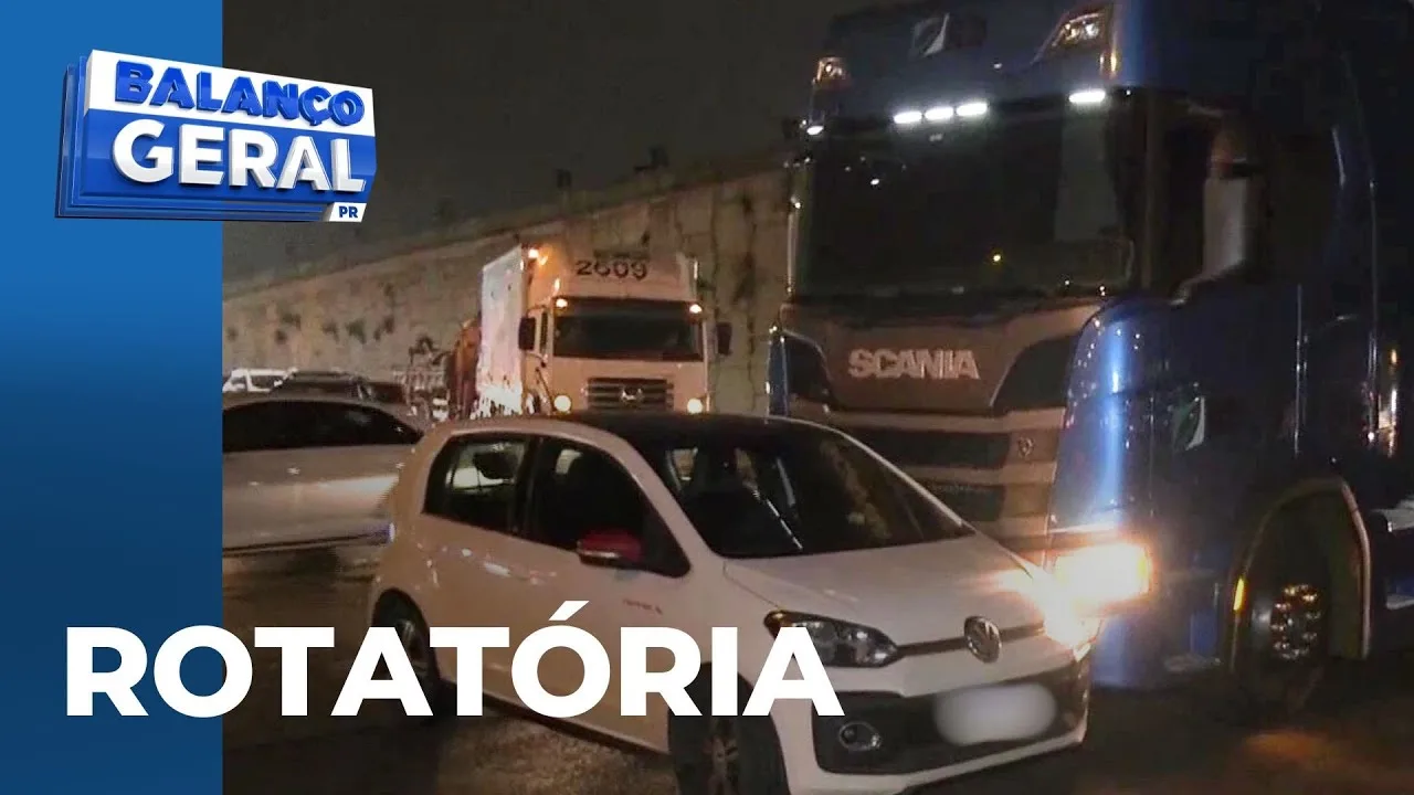 Carro é atingido por caminhão carregado de combustível; acidente aconteceu em uma rotatória