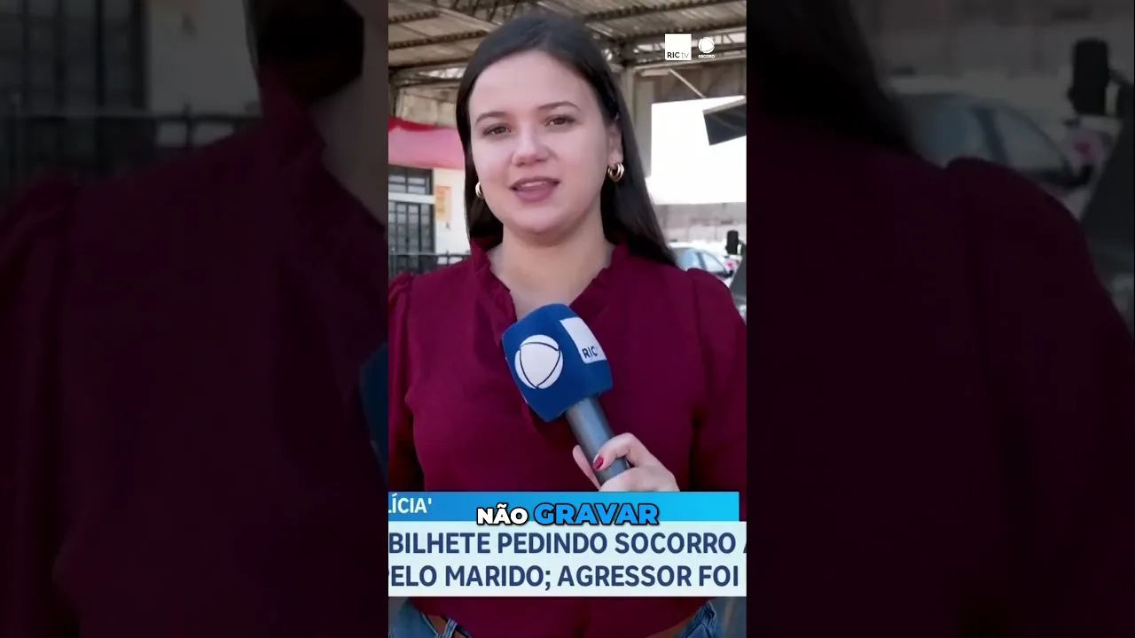 Mulher, vítima de violência doméstica, escreve bilhete com pedido de socorro