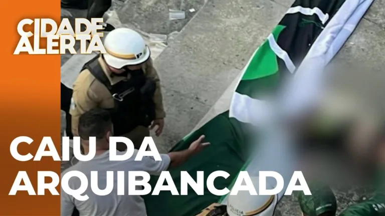 Torcedor cai do segundo anel da arquibancada no Couto Pereira, depois da vitória do Coritiba