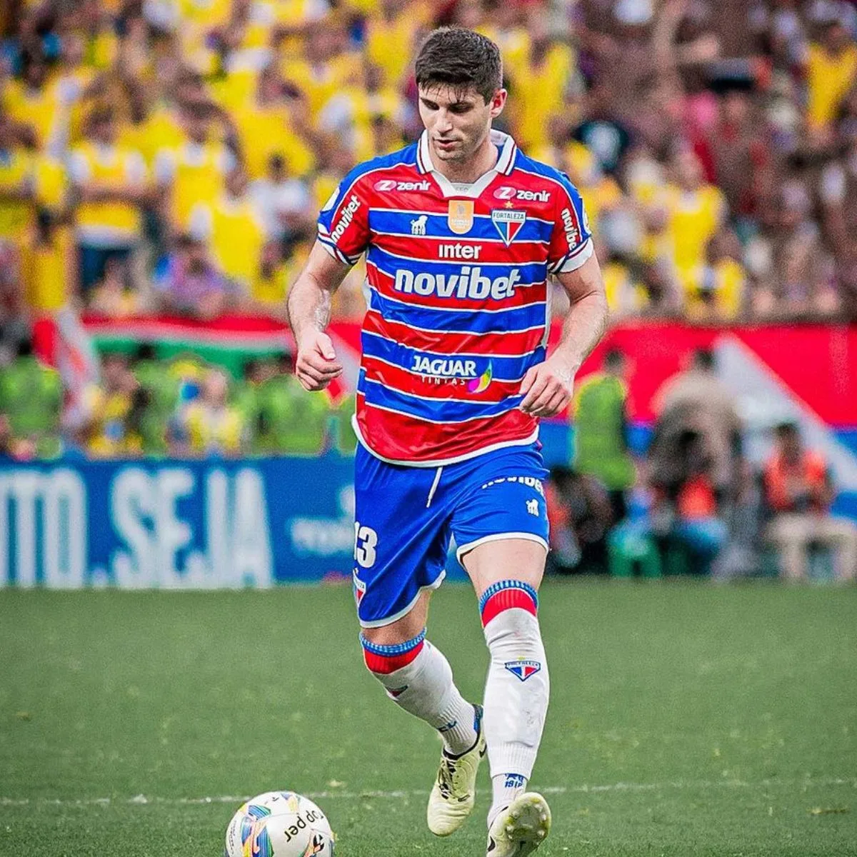 Zagueiro Kuscevic, ex-Coritiba, com a camisa do Fortaleza