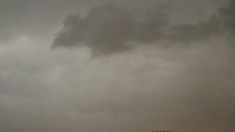 O Paraná enfrenta um alerta para chuva preta devido às fortes queimadas que atingem o Brasil nos últimos dias (Foto: Gilson Abreu/AEN)
