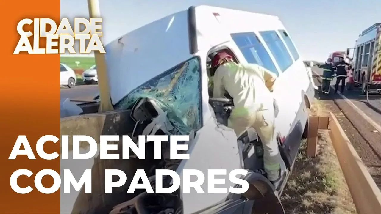 Acidente com van na PR-317 deixa um morto e sete padres feridos