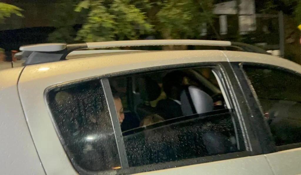 Eloah no carro com a mãe, após deixar delegacia em Curitiba