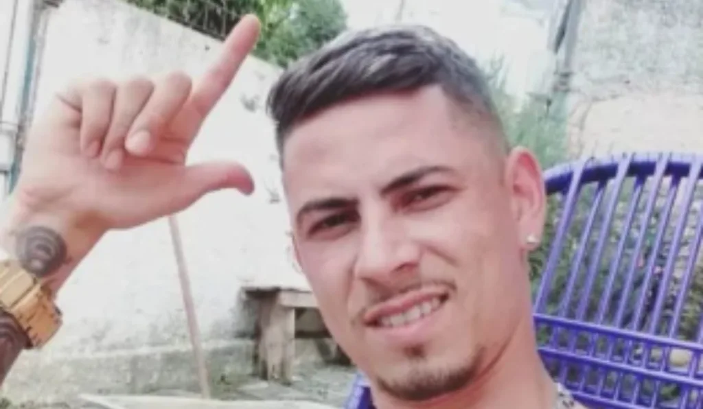 jovem fazendo sinal de arma pra cima