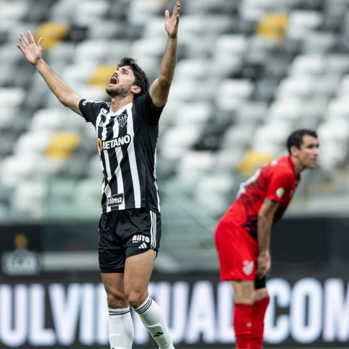 Atlético Mineiro e Athletico em campo